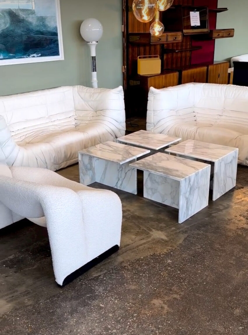 Sofabord i lys Carrara marmor. Elegant bord som kan bruges som hjørnebord. lavet i naturligt sten.