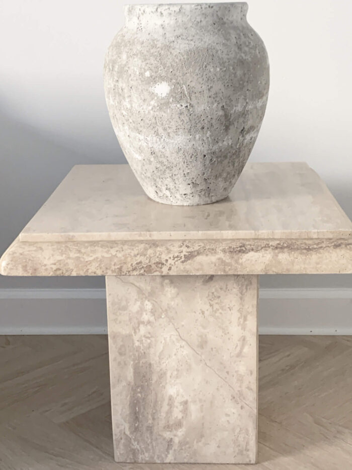 Rundt firkantet ovale travertin stueborde og spiseborde i vintage stil. 100% marmor natursten. Leveres direkte til kantsten. coffee table. lys travertin natursten marmor. Dansk produceret. www.palmdeco.dk vi producerer også i specialmål og laver custom made. vi sælger ligne de roset samt vintage Murano lamper og vintage spisestole samt berber gulvtæpper. Showroom på Ny vestergade 7 1471 københavn hRundt firkantet ovale travertin stueborde og spiseborde i vintage stil. 100% marmor natursten. Leveres direkte til kantsten. Dansk produceret. www.palmdeco.dk vi producerer også i specialmål og laver custom made. vi sælger ligne de roset samt vintage Murano lamper og vintage spisestole samt berber gulvtæpper. Showroom på Ny vestergade 7 1471 københavn h