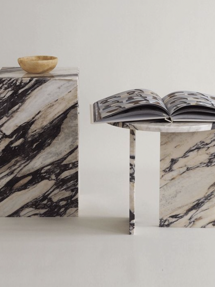 Sengebord i naturlig sten. hvert calcacatta marmor er unikt. Hvid marmor med tydelige årer. Kendt for sin elegance og luksuriøse udseende.