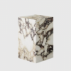 Cube også kaldet plinth I naturlig calacatta sten. Meget elegante og kan bruges som dekoration.