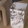 Cube i lys Calatta marmor. Elegant bord som kan bruges som hjørnebord. lavet i naturligt sten.