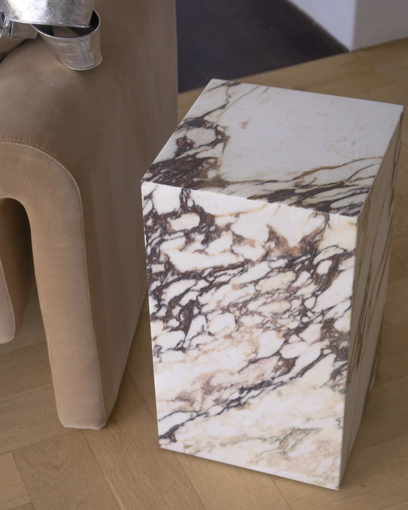 Cube i lys Calatta marmor. Elegant bord som kan bruges som hjørnebord. lavet i naturligt sten.
