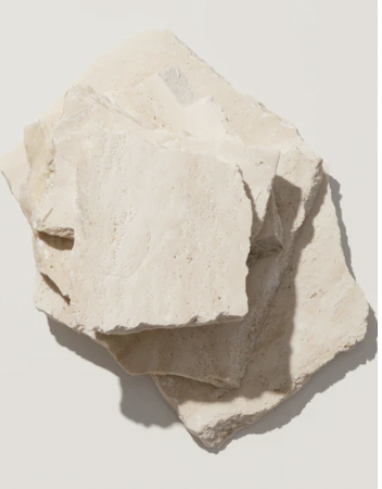 Travertin natursten i lys beige, udvundet fra stenbrud til brug i hjemmet eller til at udstille forskellige produkter på.