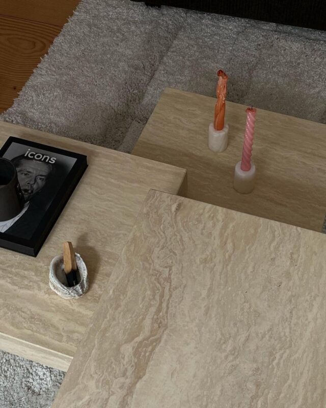 Travertin stuebord i natursten. Lys beige med nanobehandling. indskudborde i elegant og eksklusivt travertin. Disse borde ses hjemme hos influencer og tv vært Olivia salo