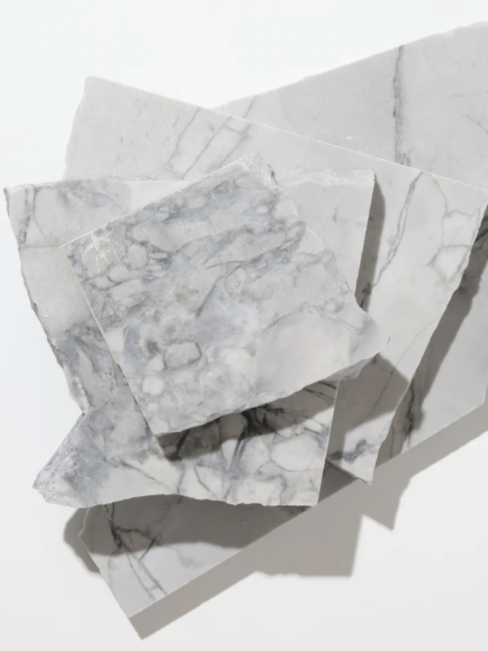 Carrara natursten i hvid, udvundet fra stenbrud til brug i hjemmet eller til at udstille forskellige produkter på.