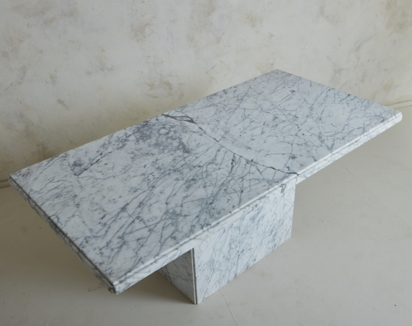 Elegant Marmor rektangulært spisebord i lys Carrara sten. 200x90x75
